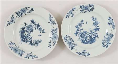 Coppia di piatti in porcellana monocroma blu con peonie e rocce "traforate"....