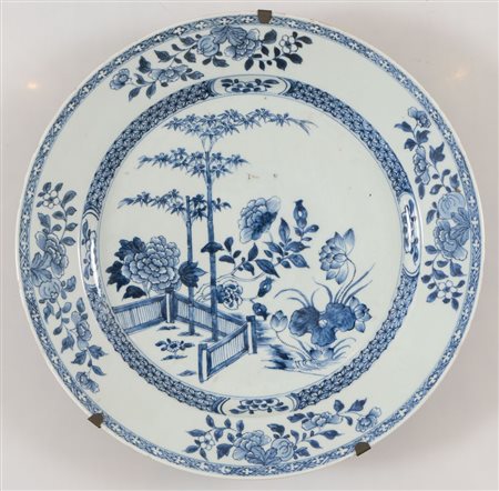 Grande vassoio in porcellana monocroma blu con peonie e fiori vari, bambù...