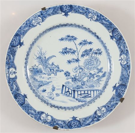 Grande vassoio in porcellana monocroma blu con tre figure entro ambiente...