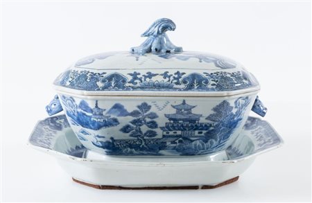 Zuppiera coperta con presentatoio in porcellana monocroma blu. Cina, XVIII...