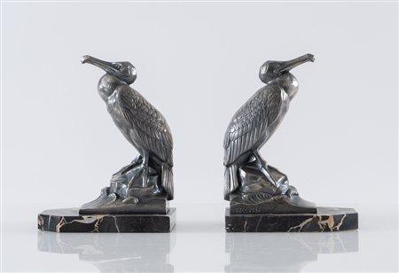 Coppia di fermalibri a forma di cormorani in metallo argentato su base in...