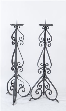 Coppia di torciere in ferro battuto a mano impreziosite da riccioli...