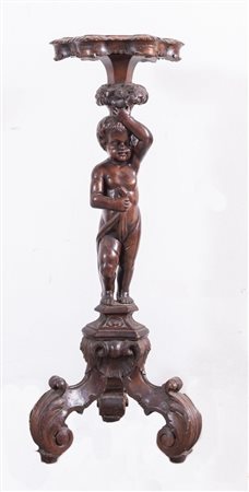 Gueridon in legno di noce intagliato. XIX secolo. Cm 96x40x40.