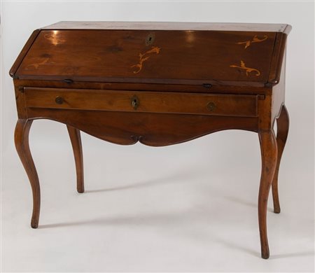 Ribalta in massello di noce con intarsi in acero. Reca un cassetto in fascia....