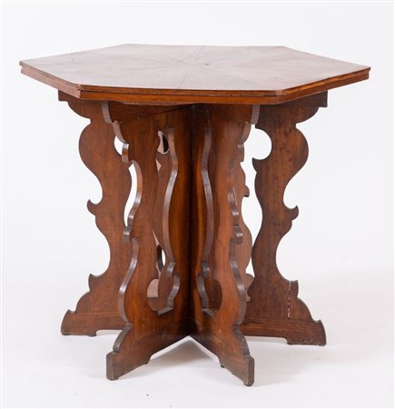 Piccolo tavolino esagonale. Est Europa, inizi XX secolo. Cm 57,5x70x61.