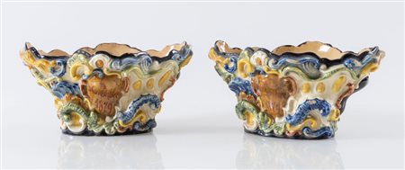 Coppia di vasi portafiori in maiolica policroma. Entrambi datati 4 novembre...