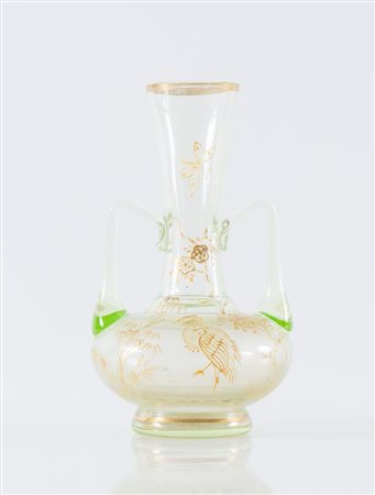 Piccolo vaso ansato in vetro verde, con manici e decorazioni di gusto...