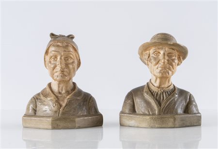 Coppia di busti raffiguranti anziani in gesso patinato terracotta. Francia,...