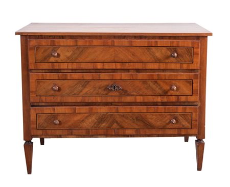 Cassettone in massello di noce, con cassetti lastronati in piuma di noce e...