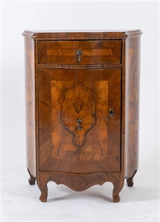 Comodino lastronato in radica di noce e rigatino con filettature in tasso....