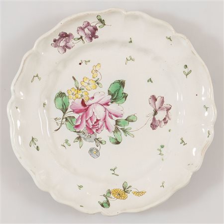 BOTTEGA MILANESE Piatto in maiolica policroma a piccolo fuoco. Seconda metà...