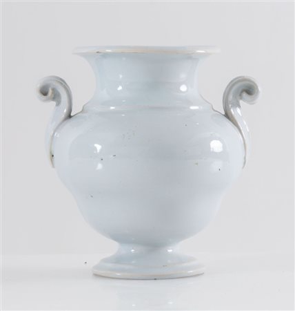 Piccolo vaso biansato. Fine del XVIII secolo. Cm 14,5. (restauri: piede con...