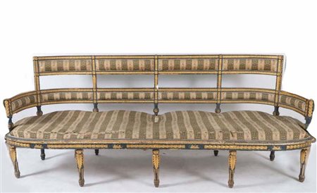 Grande divano laccato e dorato riccamente decorato con applicazioni in...