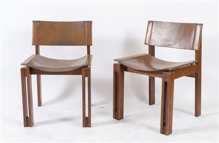 Coppia di sedie in legno con seduta e schienale in pelle. Prod. Italia, 1960...