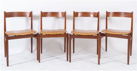 GIANFRANCO FRATTINI Quattro sedie in legno con seduta in pelle modello 107....