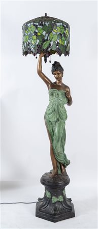 Lampada da terra in metallo con paralume in vetro soffiato. Prod. Italia,...