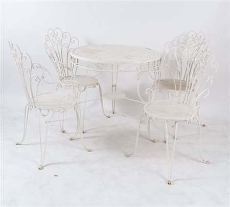 Quattro sedie e tavolo in ferro battuto. Prod. Italia, 1950 ca. Cm 89x52x46...