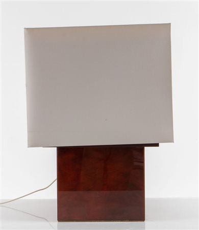 Lampada da tavolo in resina e metallo con paralume in tessuto e vetro. Prod....