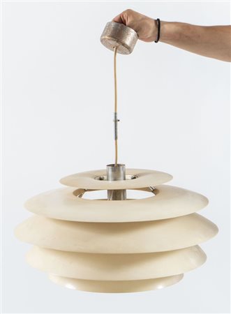 STILNOVO (Attribuito) Lampada a sospensione in metallo e alluminio cromato....