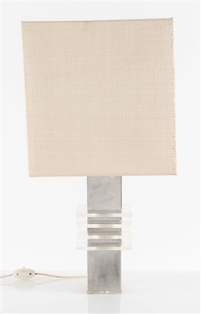 Lampada da tavolo con struttura in metallo cromato e plexiglass, con paralume...