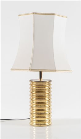 Lampada da tavolo con base in ottone e paralume in tessuto. Prod. Italia,...