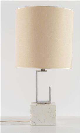Lampada da tavolo con base in marmo e struttura in metallo cromato con...