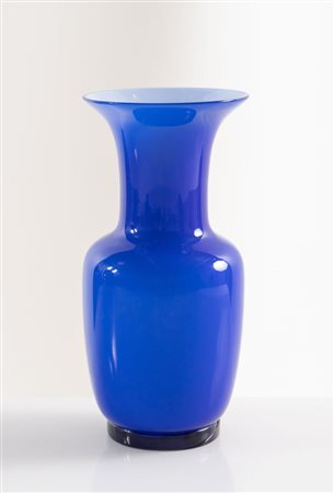 PAOLO VENINI Vaso in vetro soffiato modello 'Opalino'. Firma incisa. Prod....