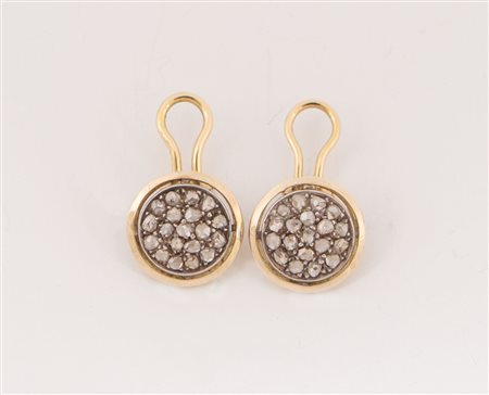 Orecchini in argento e oro arricchiti da piccole rose di diamante. Gr 5.