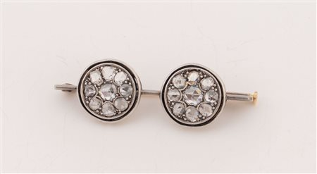 Spilla in rgento e oro arricchita da rose di diamante. Gr 14,20.
