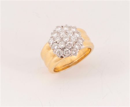 Anello in oro giallo e bianco 18k sormontato da pavè di diamanti di forma...