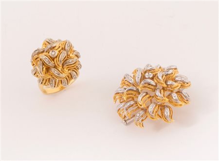 Parure composta da spilla e anello in oro giallo 18k a forma di fiore...