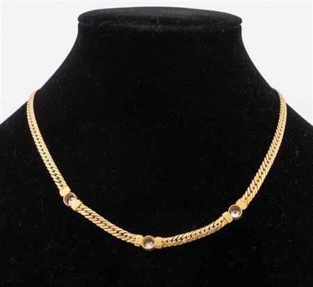 Collier in oro giallo 18k realizzato a maglia larga e decorato da tre...