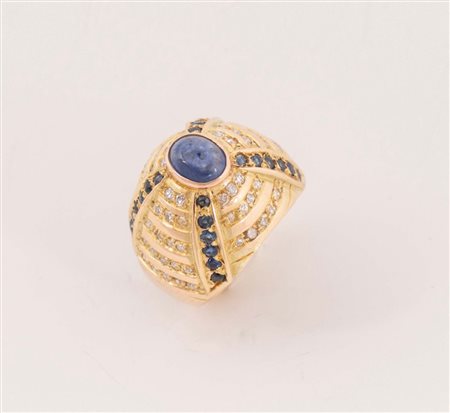Anello in oro giallo 18k realizzato a cupola con zaffiro e brillanti. Peso...