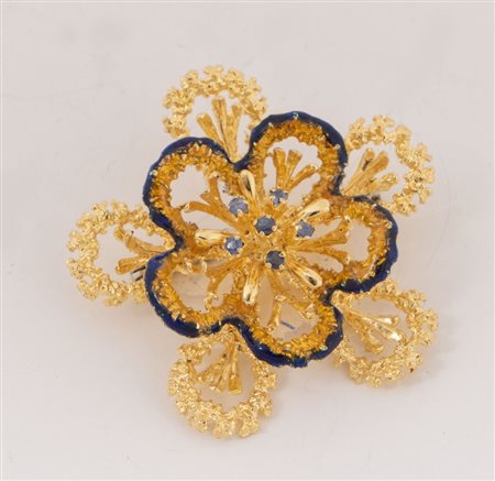 Spilla in oro giallo realizzata a fiore decorata da smalti e piccoli zaffiri....