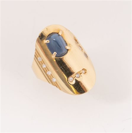 Anello in oro giallo 18k realizzaro a scudo con zaffiro centrale e brillanti....