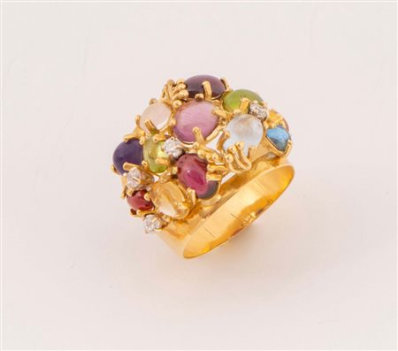 Anello in oro giallo 18k realizzato a fascia larga sormontato da cinque...