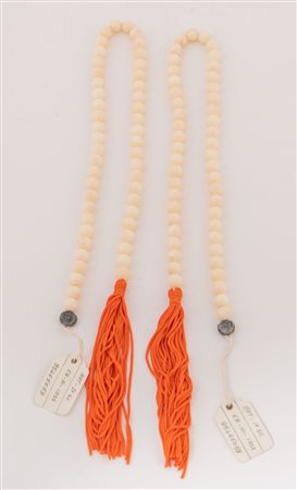 Coppia di fili di sfere di corallo peau d'ange. Peso complessivo: Gr 95.
