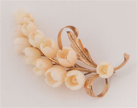 Spilla in oro rosa 18k di gusto floreale decorata da boccioli in corallo peau...