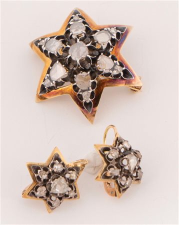 Parure composta da spilla e orecchini in oro e argento. Ciascun elemento è...