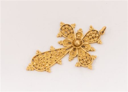 Manifattura artigianale, Libia. Ciondolo in oro giallo 18k a forma...