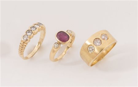 Lotto composto da fede a tortiglione con cinque brillanti, anello con rubino...