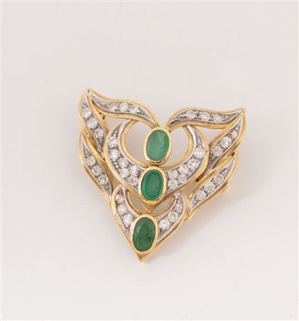 Spilla-ciondolo in oro giallo 18k realizzata a stemma e decorata con tre...