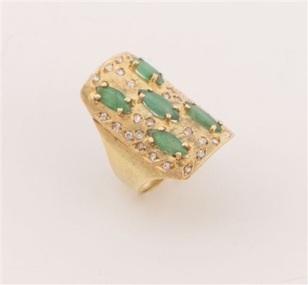 Anello in oro giallo 18k realizzato a scudo con cinque navette di smeraldo e...