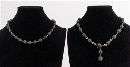 Coppia di collane in oro giallo 18k con boule di pietre verdi. Peso...