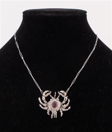Collana in oro bianco 18k con ciondolo a forma di granchio decorato da rubino...