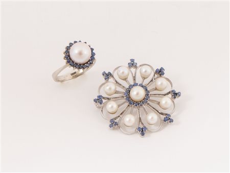 Parure composta da spilla e anello in oro bianco 18k decorati da perle e...