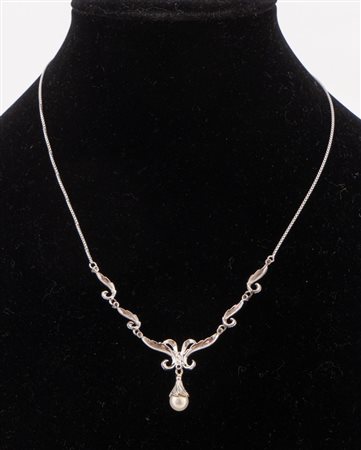 Collier in oro bianco 18k centrato da pendente con perla. Peso complessivo:...