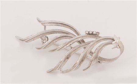 Spilla in oro bianco 18k realizzata a foglia con quattro piccoli diamanti....