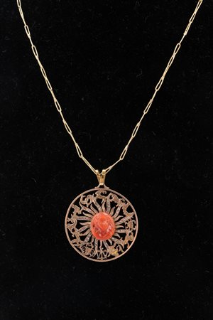 Collana in oro giallo 18k con ciondolo in oro a basso titolo centrato cammeo...