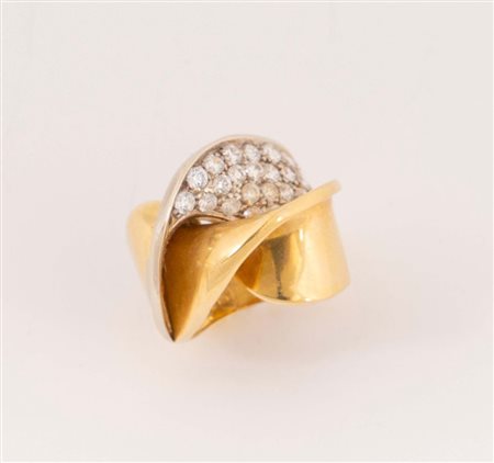 Anello in oro giallo e bianco 18k realizzato a nastro incrociato decorato da...